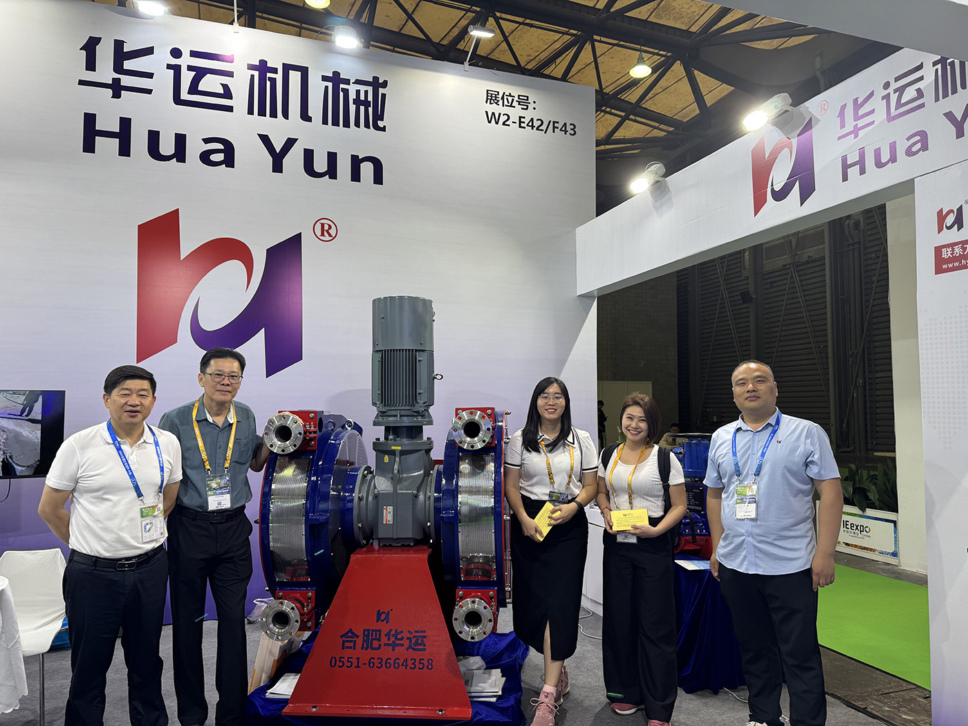 華運機械在上海環(huán)博會期間與多國客戶開展商務貿易洽談